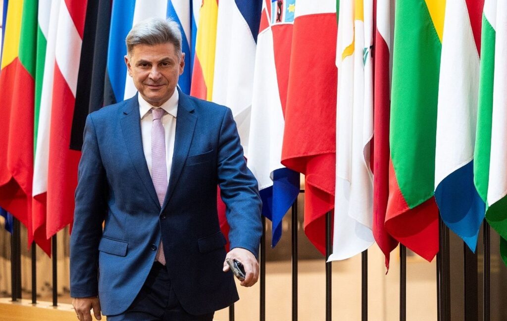 Νικόλας Φαραντούρης ΝΙΚΟΛΑΣ ΦΑΡΑΝΤΟΥΡΗΣ / Γραφείο Τύπου